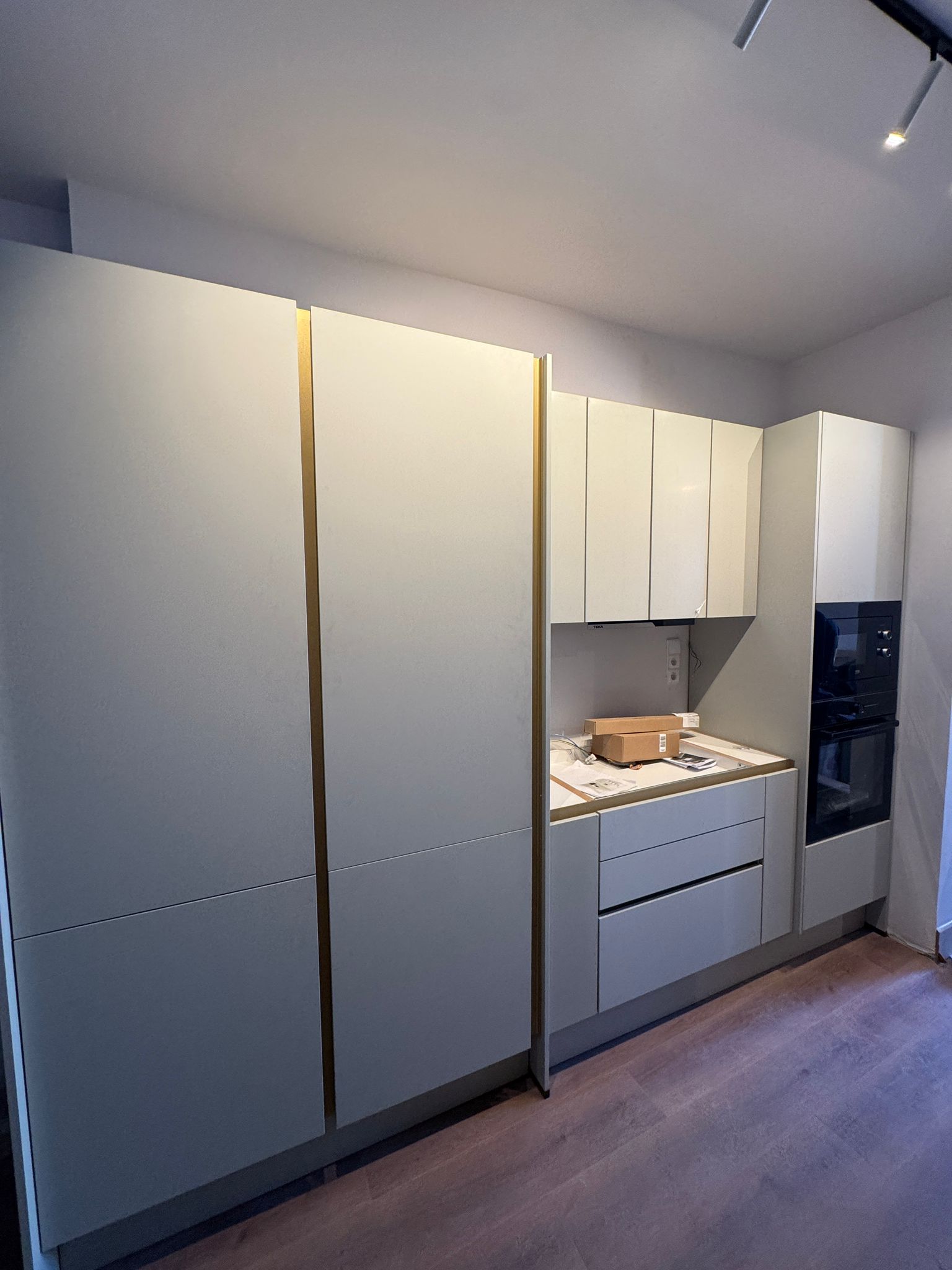 Cocina blanca con tiradores dorados a medida