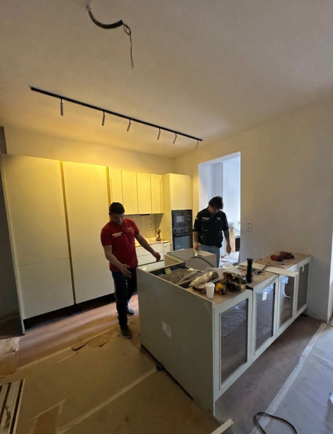 Equipo instalando cocina a medida en Madrid